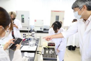 【授業紹介】栄養学部フードデザイン学科の「食品学実験II」を紹介します