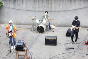 軽音学部が中庭ライヴを行いました