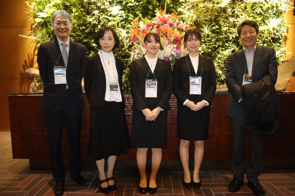 東京農業大学キャンパス内において 左より、釜阪 寛, 中野 久美子＊, 田平琴音, 村上汀子, 伏木 亨（甲子園大学・栄養学部,　＊甲子園短期大学）