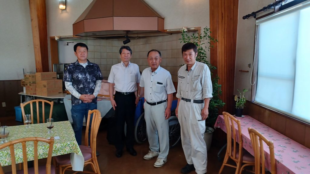 伏木学長をはさみ左から、川崎剛西紀農産加工組合理事、森本富夫黒豆の館代表取締役、細見真司営業部長