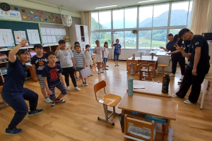 栄養学部学生が西紀北小学校(丹波篠山市)を訪問し生徒さんたちと交流しました。