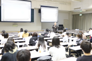 心理学部 特別講義 「マーケティングと心理学特別講義～事例から学ぶマーケティング～」を実施しました。