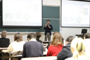 心理学部 特別講義 「ルクアイーレ・ジェイアール京都伊勢丹の取組にみるこれからのファッションの可能性」を実施しました。