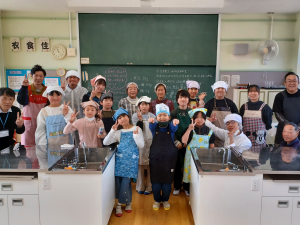 小学校での活動が『丹波新聞』一面に掲載されました。